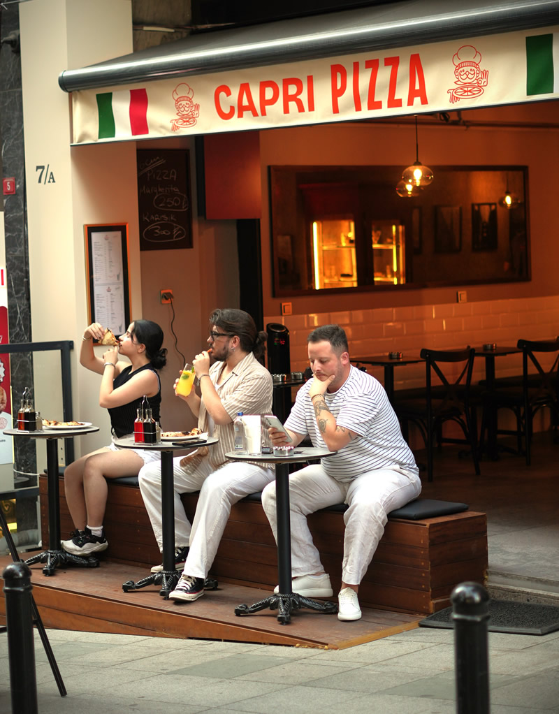 GELENEKSEL TARİFLERLE GÜNLÜK HAZIRLANAN TATLILAR, GERÇEK İTALYAN KAHVESİYLE BULUŞUYOR.